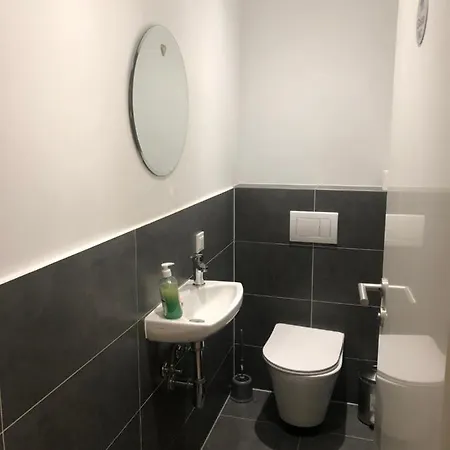 Adam Hotel 2*
