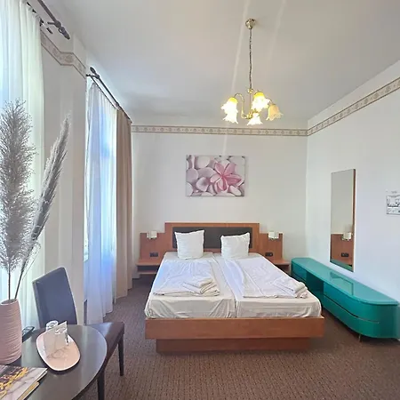 Adam Hotel 2*