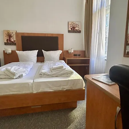Adam Hotel